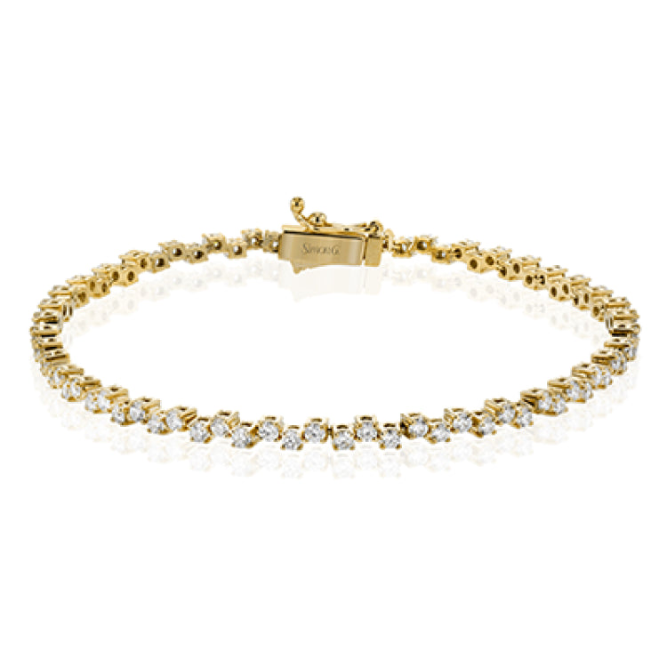 A modern take on the diamond tennis bracelet, in 18K yellow gold with 2.0 ctw of white diamonds adds a touch of sparkle to any outfit.