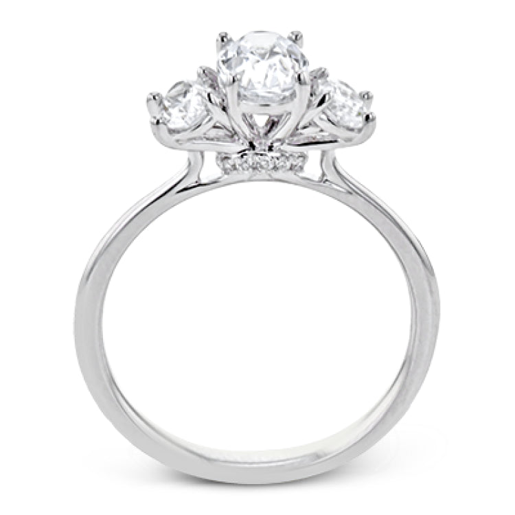 This 18k white gold engagement ring is a updated take on a classic three stone design, this time rendered with three sparkling oval shaped diamonds.