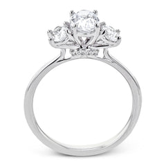 This 18k white gold engagement ring is a updated take on a classic three stone design, this time rendered with three sparkling oval shaped diamonds.