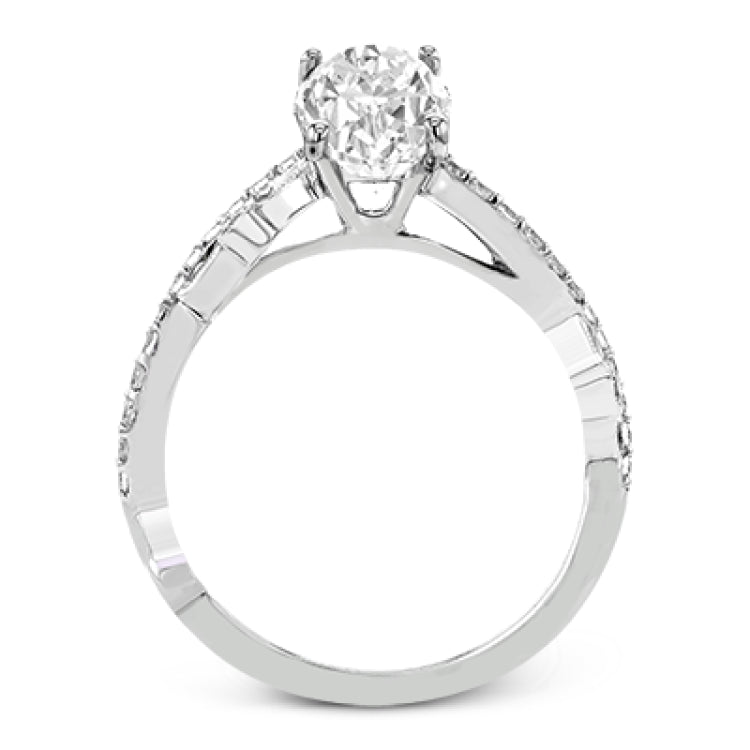 The intertwined design of this 18k gold engagement ring perfectly offsets an oval shaped center stone.