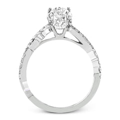 The intertwined design of this 18k gold engagement ring perfectly offsets an oval shaped center stone.
