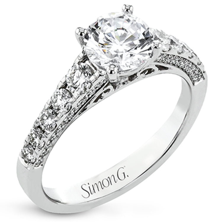 This ring reveals its extraordinary details from the side, as delicate filigrees and side diamonds become visible.