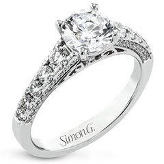 This ring reveals its extraordinary details from the side, as delicate filigrees and side diamonds become visible.