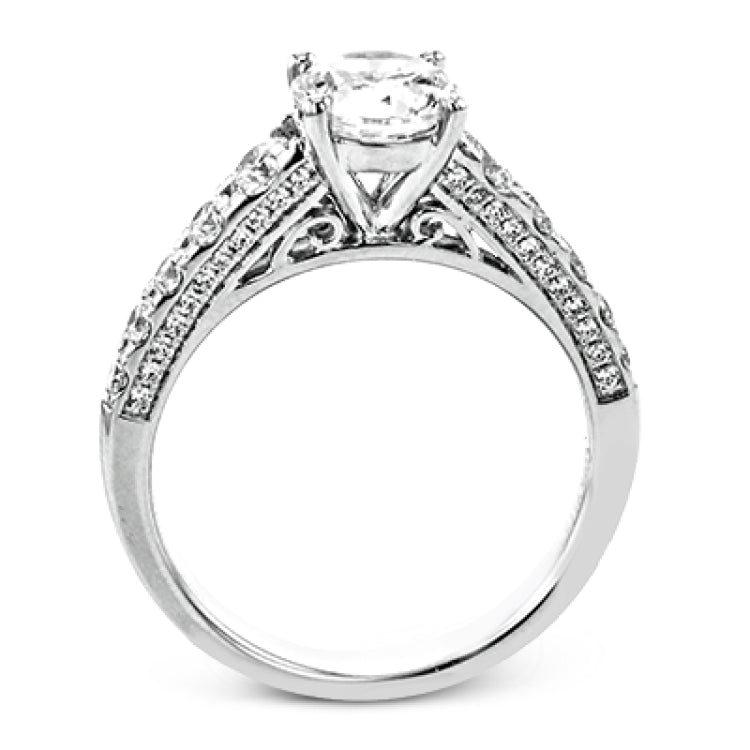 This ring reveals its extraordinary details from the side, as delicate filigrees and side diamonds become visible.