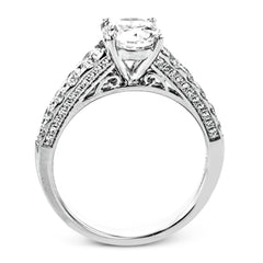 This ring reveals its extraordinary details from the side, as delicate filigrees and side diamonds become visible.