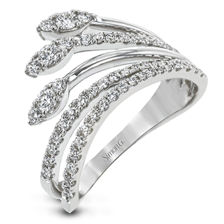 This 18k gold ring features .50 ctw of round white diamonds in a modern design.