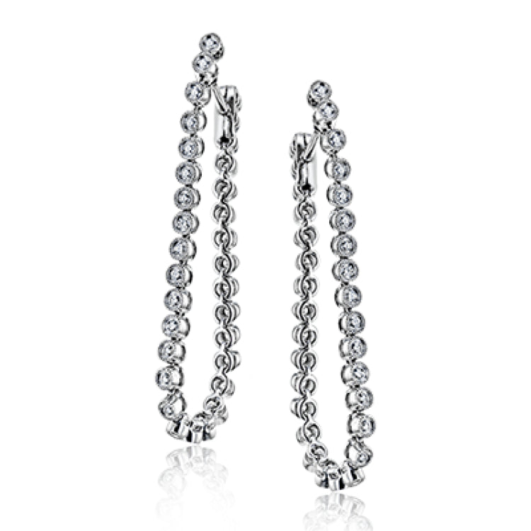 These versatile earrings can be worn in two ways, transforming from a line of diamonds into soft hoops. The perfect earring to move from day to night.