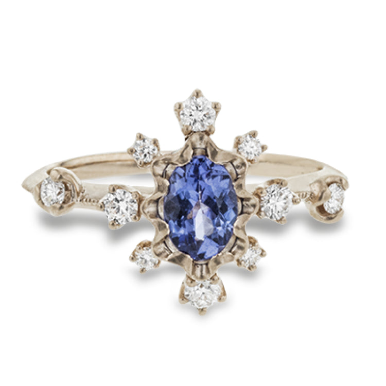 This 18k rose gold ring features is a wonderful, colorful addition to any jewelry wardrobe.