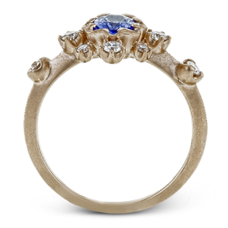 This 18k rose gold ring features is a wonderful, colorful addition to any jewelry wardrobe.