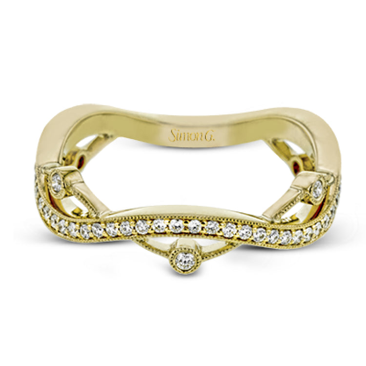 This 18k yellow gold band has a design of in intertwined lines of pave set and bezel set diamonds, which creates a distinctive look.