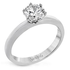 This beautifully simple design in white gold is the perfect setting to let a single round stone shine.