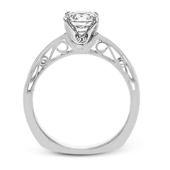This sleek, elegant white gold ring features delicate filigree detailing to accentuate its single, central stone.