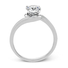This beautiful contemporary design in white gold combines simplicity and a gracefully curved shank to accentuate a single, central stone.