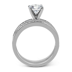 This sleek, minimalist white gold wedding set features a distinctive design with an impressive 1.05 ctw of baguette shaped white diamonds.