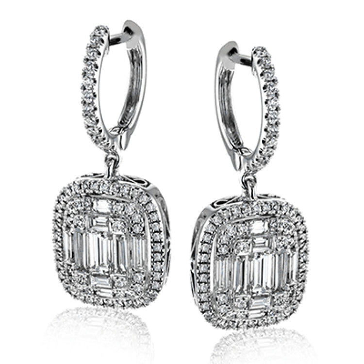 These lovely earrings feature a mosaic of smaller diamonds in the center, creating quite a statement! These 18k white gold earrings contain .41 ctw of round diamonds and .79 ctw of baguette diamonds.