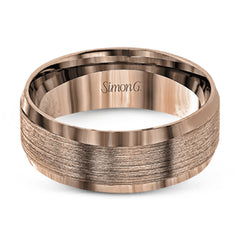 This men's band has beveled edges and a brushed texture extending around the ring.