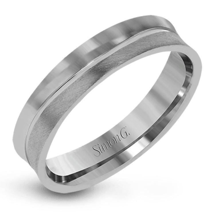 This contemporary men's band has a slim width and a two-toned design with rose gold on one side and white gold on the other.