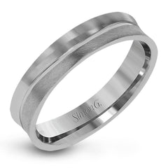 This contemporary men's band has a slim width and a two-toned design with rose gold on one side and white gold on the other.