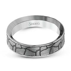 This modern men's wedding band bring together a classic style with an imminently innovative 14k rose gold crackled surface.