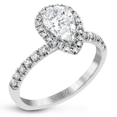 This white gold wedding set is simple yet dazzling with .71 ctw of round white diamonds framing an eye-catching pear shaped centerpiece.