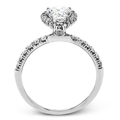 This white gold wedding set is simple yet dazzling with .71 ctw of round white diamonds framing an eye-catching pear shaped centerpiece.