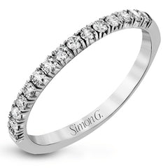 This white gold wedding set is simple yet dazzling with .71 ctw of round white diamonds framing an eye-catching pear shaped centerpiece.