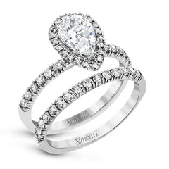 This white gold wedding set is simple yet dazzling with .71 ctw of round white diamonds framing an eye-catching pear shaped centerpiece.