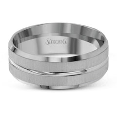 This classic men's band design features a brushed metal finish with a high polished stripe through the middle.