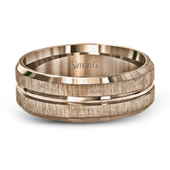This classic men's band design features a brushed metal finish with a high polished stripe through the middle.
