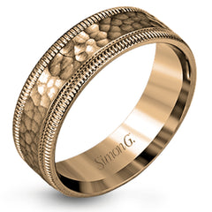 This stunning contemporary platinum men's wedding band features a hammered center column outlined dual milgrain edges for an eye-catching design.