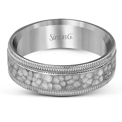 This stunning contemporary platinum men's wedding band features a hammered center column outlined dual milgrain edges for an eye-catching design.