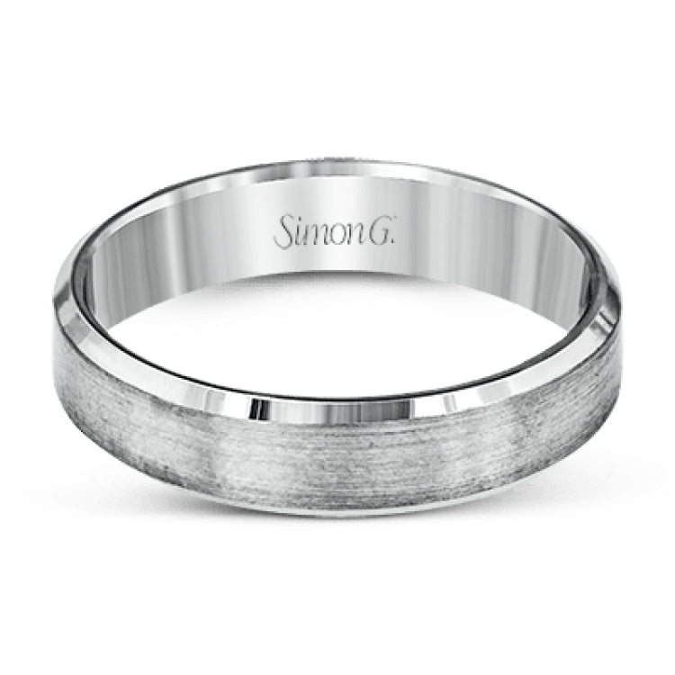 This simple but elegant men's wedding band in brushed platinum is highlighted by two smooth rims, resulting in a brilliant contemporary design.