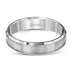 This simple but elegant men's wedding band in brushed platinum is highlighted by two smooth rims, resulting in a brilliant contemporary design.