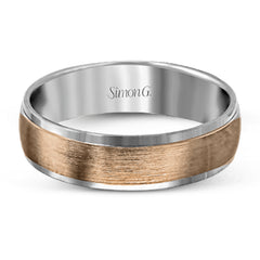 Understated modern elegance highlights this white gold men's wedding band, outlined with sleek rims to create a hint of sophistication.