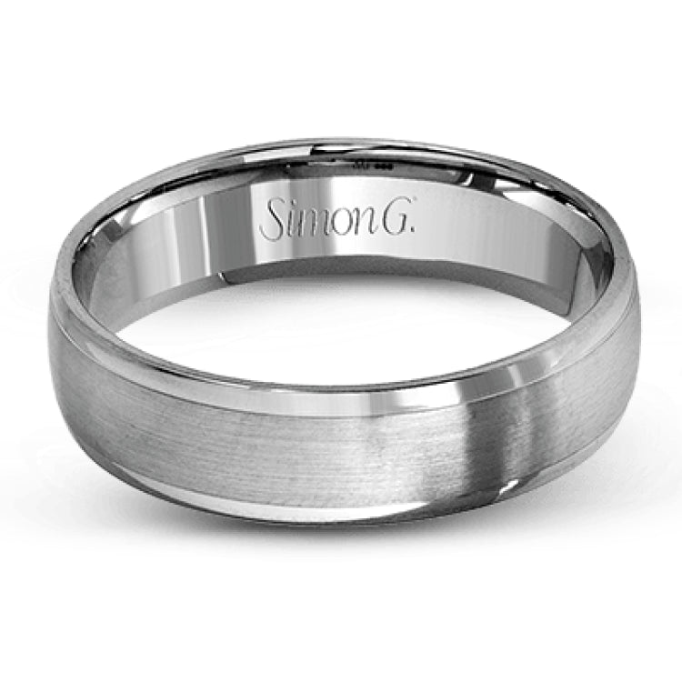 Featuring a modern twist on the classic wedding band design, this contemporary white gold men's wedding band has an eye-catching rose gold outline.