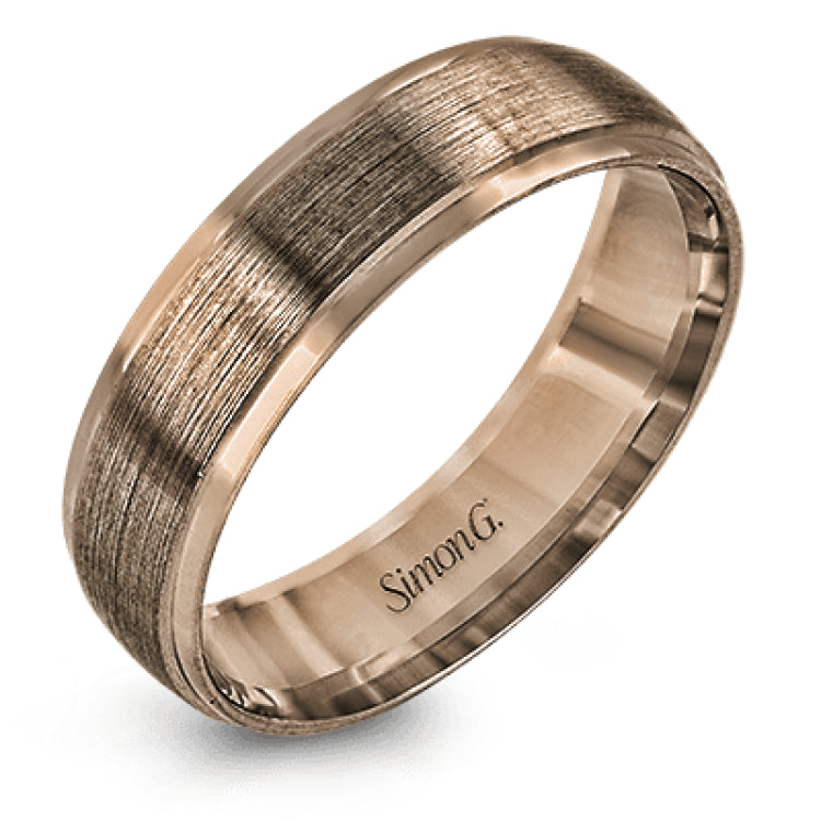 Featuring a modern twist on the classic wedding band design, this contemporary white gold men's wedding band has an eye-catching rose gold outline.