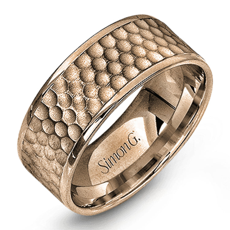 This distinctive men's wedding band features a contemporary hammered design in white gold encircled white two dazzling rose gold silhouettes.