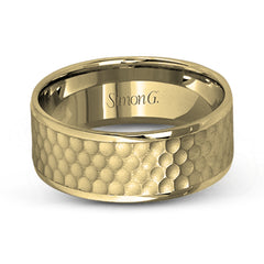 This distinctive men's wedding band features a contemporary hammered design in white gold encircled white two dazzling rose gold silhouettes.