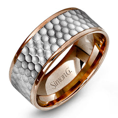 This distinctive men's wedding band features a contemporary hammered design in white gold encircled white two dazzling rose gold silhouettes.