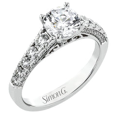 This ring reveals its extraordinary details from the side, as delicate filigrees and side diamonds become visible.